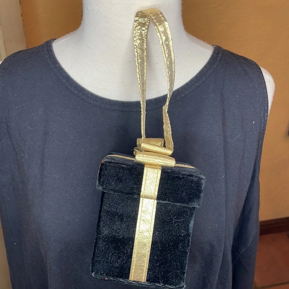 Gold tone necklace and gift box